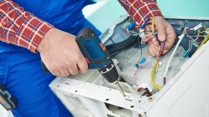 Gördes Hotpoint Hotpoint çamaşır makinesi kart tamiri – Su almama arızası orijinal parça ile giderildi. - Teknik servis örneği